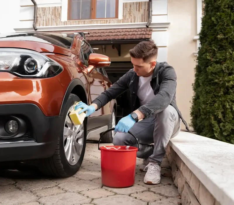 Lavage auto à domicile Villiers-Louis : professionnel intervenant sur un véhicule